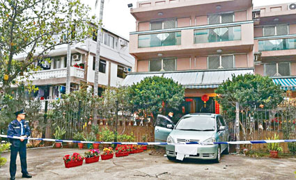 ■七人車倒車撞毀村長寓所大閘後，兇徒棄車逃去。