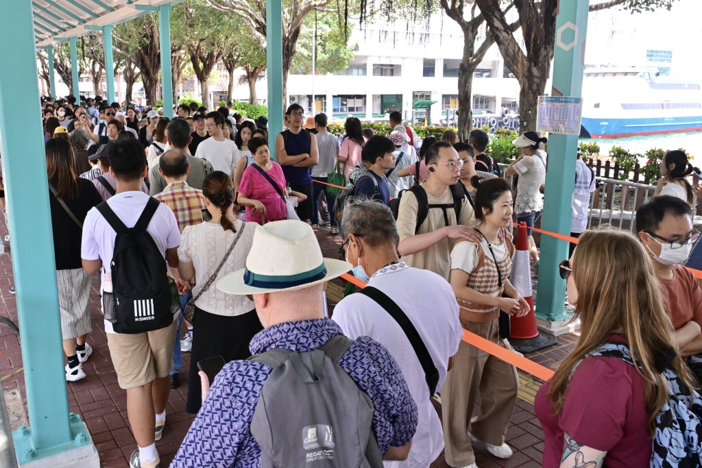 至中午，入長洲人潮繼續增加，中環碼頭大批市民排隊搭船，有乘客未能找到座位。（陳極彰攝）