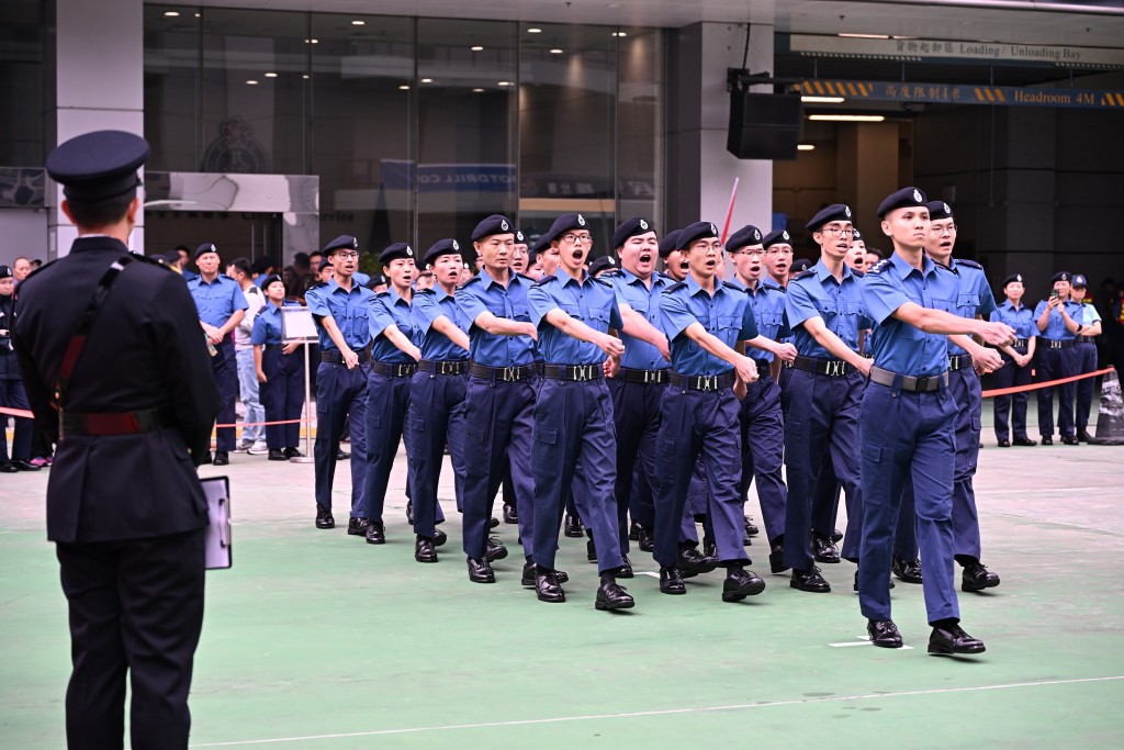 參賽隊伍以整齊步伐進行步操。政府新聞處