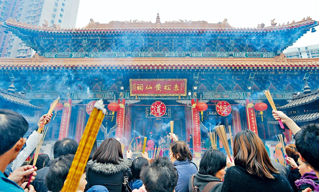 入稟狀透露，被告風水師稱到黃大仙廟為原告祈福，誘騙原告交出名表和珠寶等。
