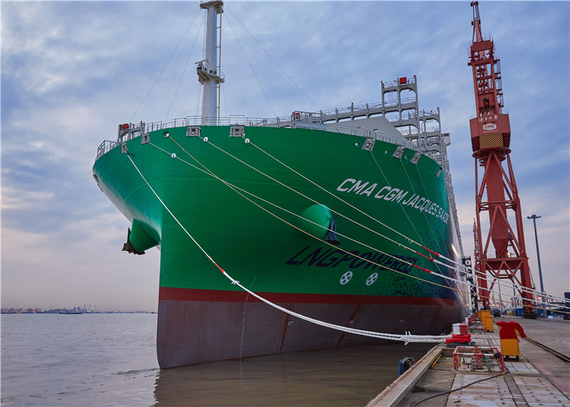 全球首艘23000TEU雙燃料動力貨櫃船在滬交付。滬東中華