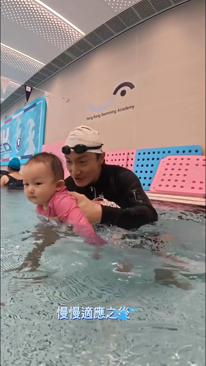 方力申抱住囡囡Isla落水。