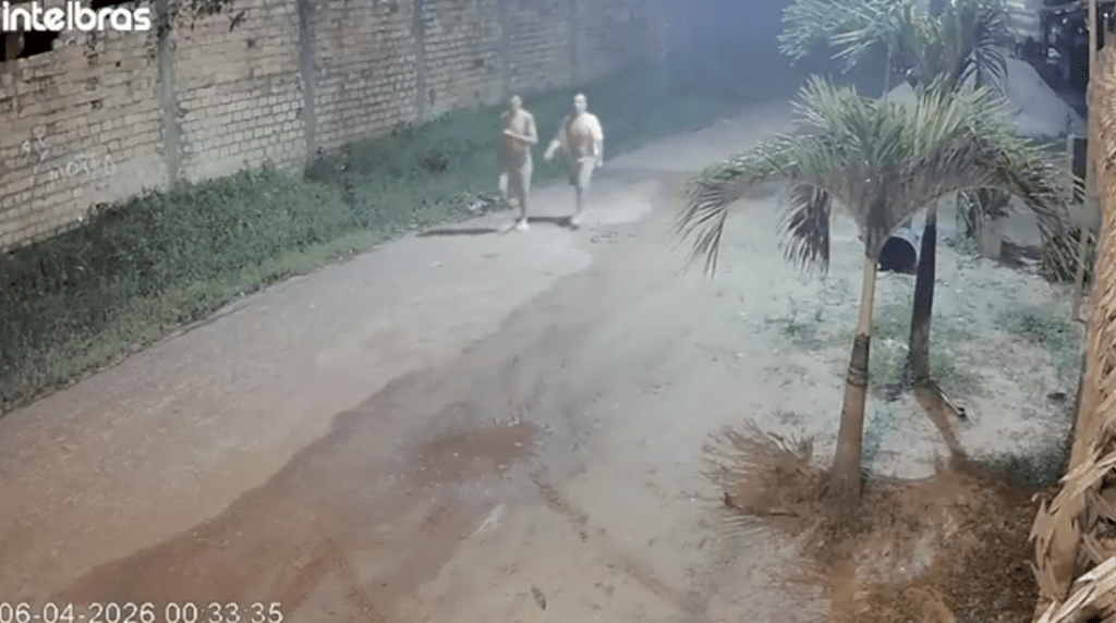 监狱外的监视器画面更捕捉到离奇一幕：部分囚犯逃出生天后，完全没有逃犯应有的惊慌神色，反而像普通路人般结伴行走在附近街区，态度极其从容。X@republiqueBRA