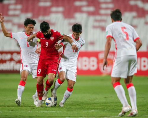 香港隊在下半場防守表現下滑，被巴林連入四球。 足總圖片