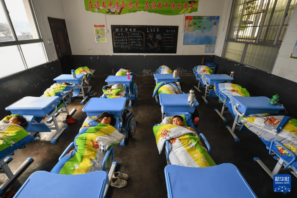 内地学校或办公室也维持午睡的习惯。新华社