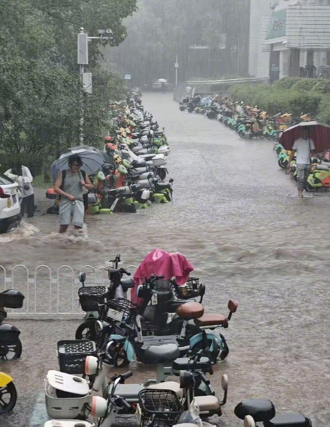 武漢發佈暴雨臨災警報,武大校門被淹。 武漢發佈暴雨臨災警報,武大校門被淹。