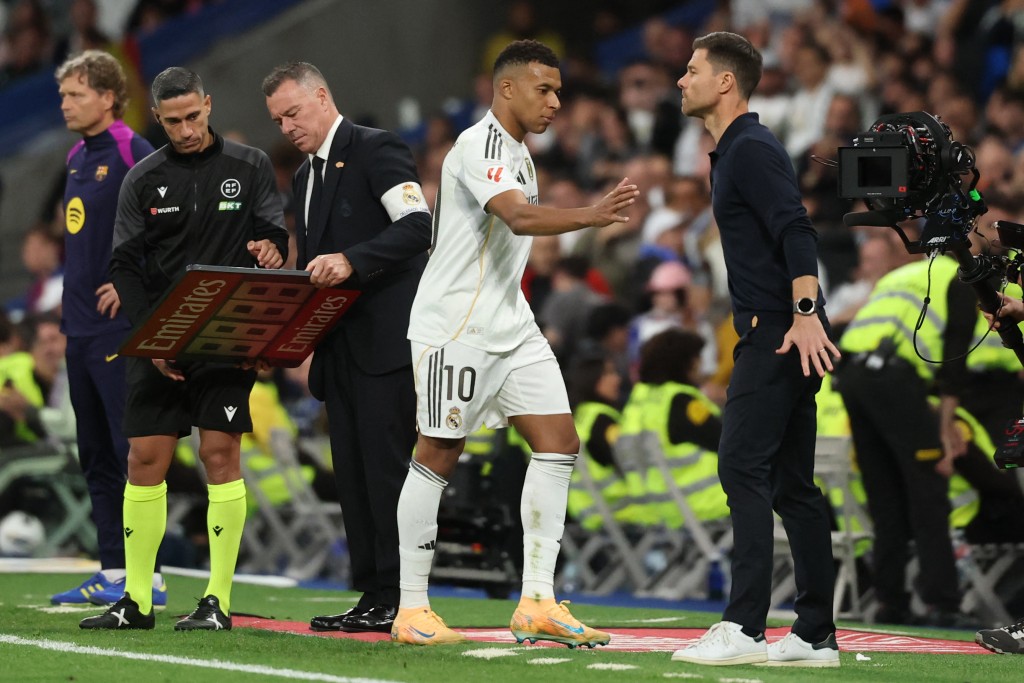 今夏美加墨世界杯，被换出场的球员如果10秒内未能离场，将会受罚。法新社