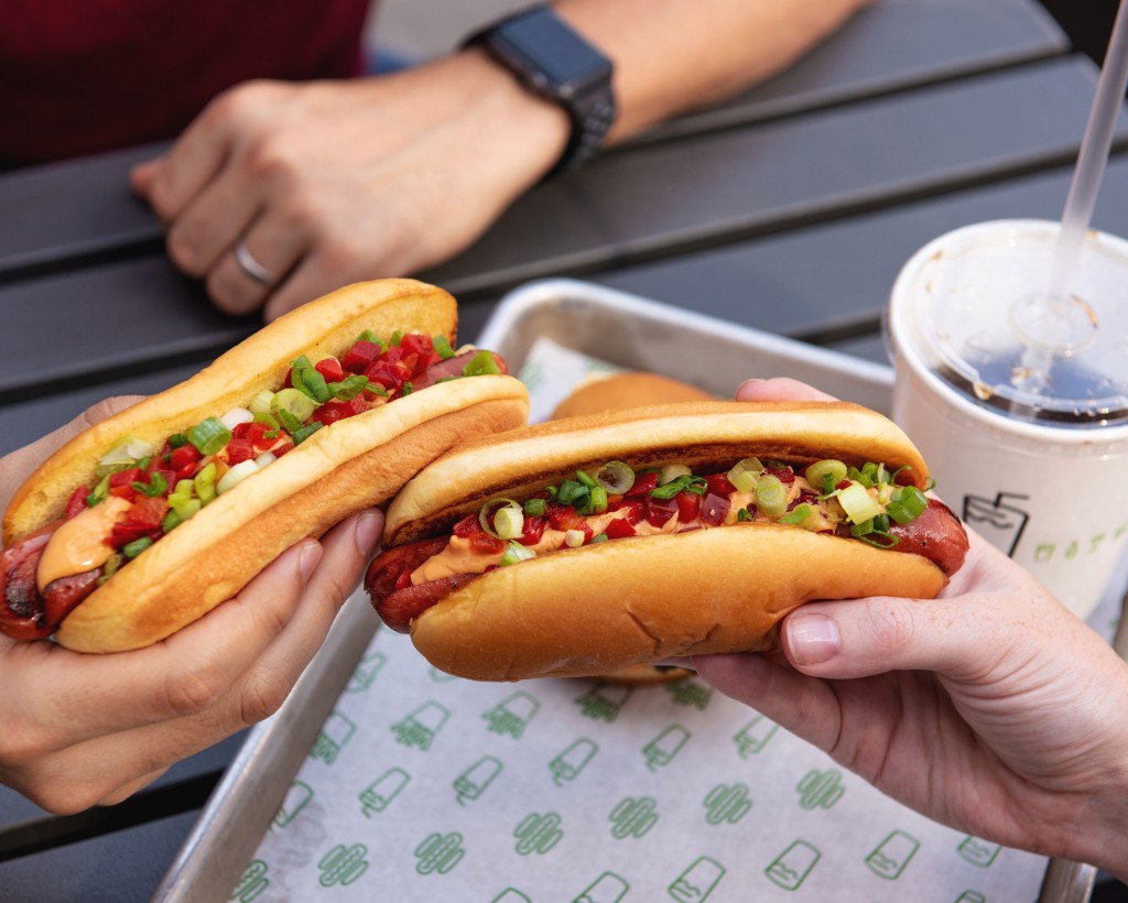 Shake Shack Chipotle煙燻辣椒芝士系列由即日起限時供應。