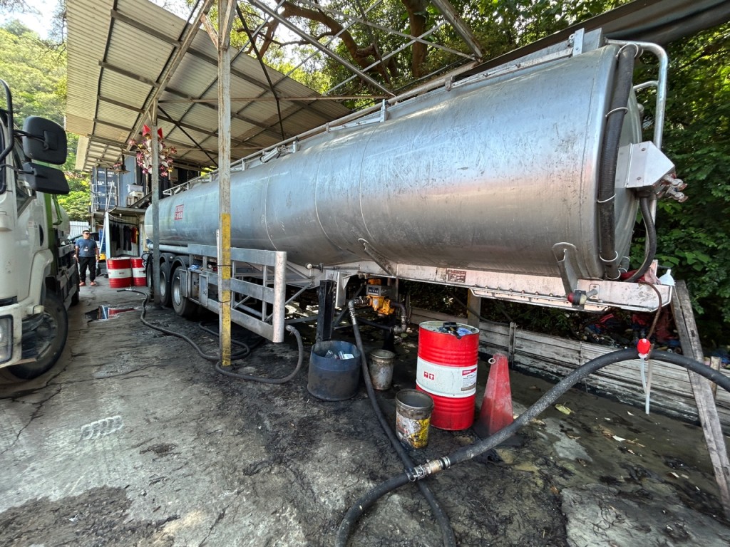 消防在天水圍、長沙灣及青衣一帶搗破一個柴油分銷中心及5個非法加油站，檢獲超過7.5萬公升柴油。