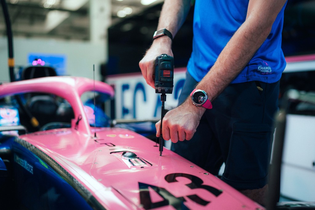 專為維修團隊打造的疾速者Alpine機械師款粉紅色特別版腕錶，體現機械性能與數位科技的完美共融。