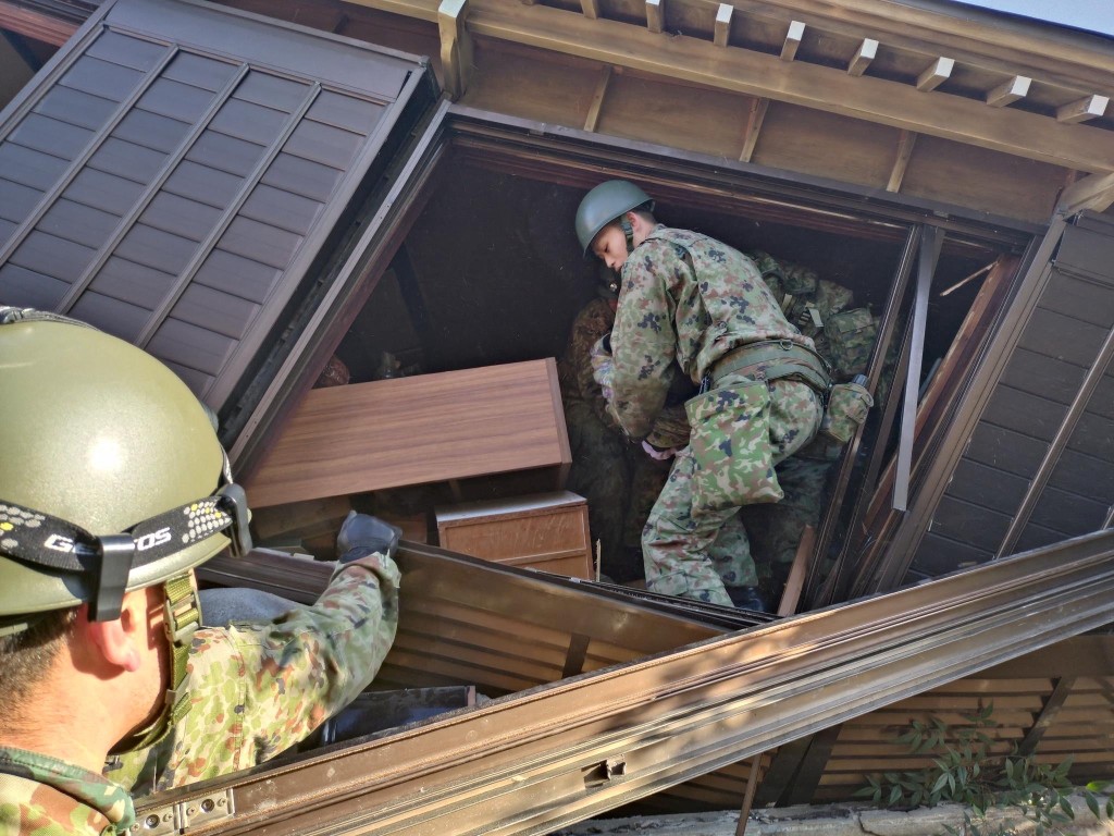 地震發生後，自衛隊士兵到重災區之一輪島市協助救災。路透社圖片