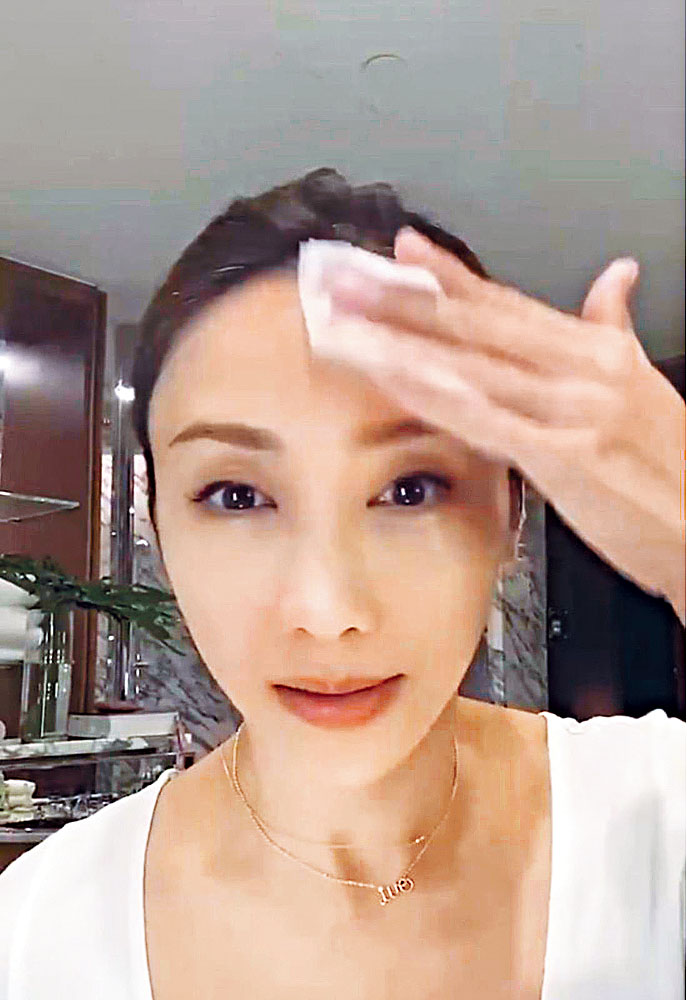 黎姿直播卸妝，大有真金不怕紅爐火的況味。
