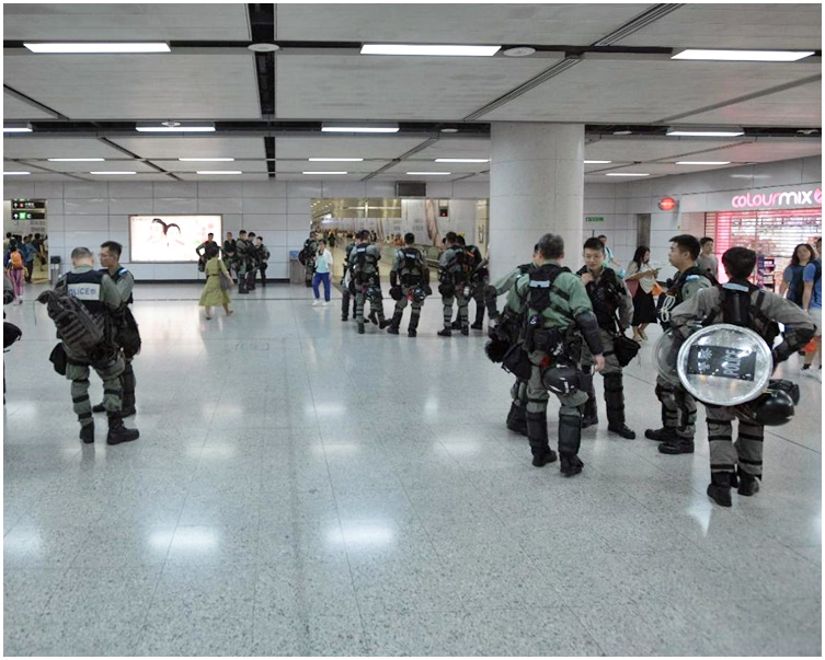 防暴警察在香港站內外戒備。