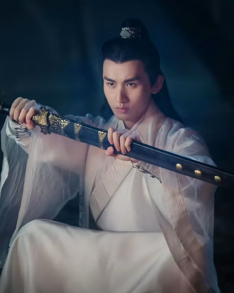 成毅出演劇集《琉璃》走紅，有古裝男神之稱。微博