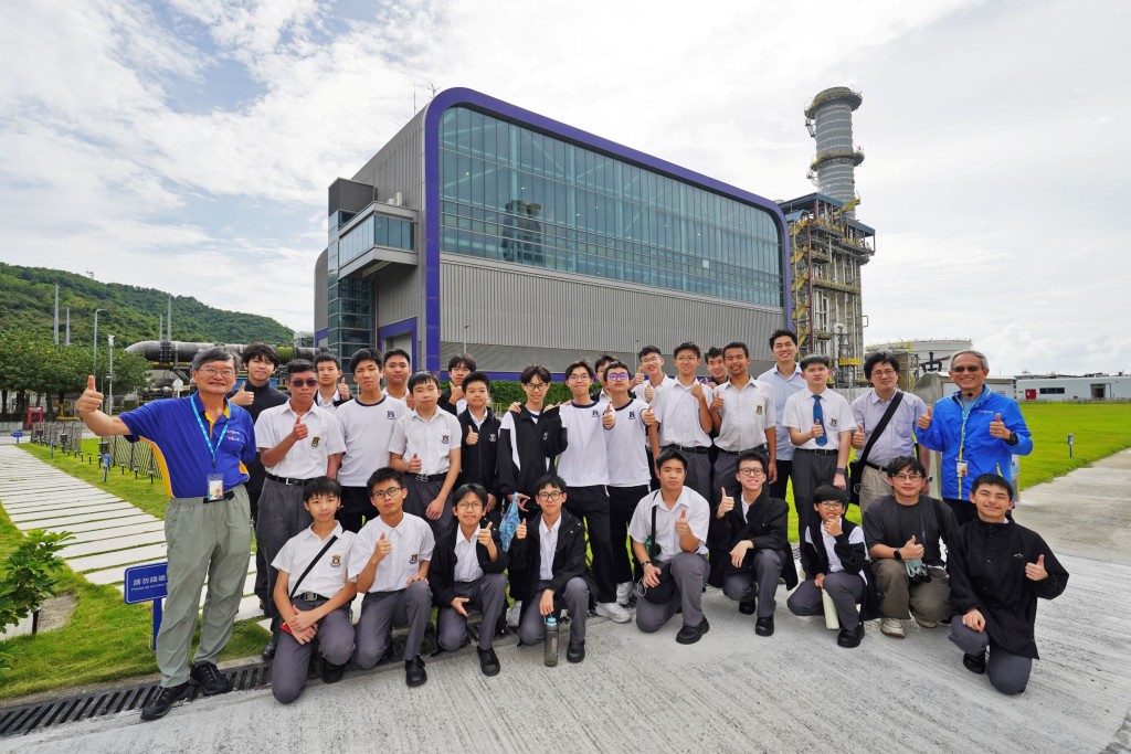 學生參觀龍鼓灘發電廠，了解發電業務運作，以及加深對燃氣發電的認識。