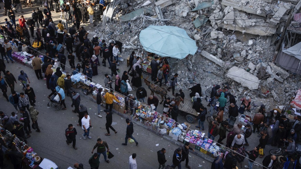 巴勒斯坦人在拉法當地市場購買食物。 美聯社