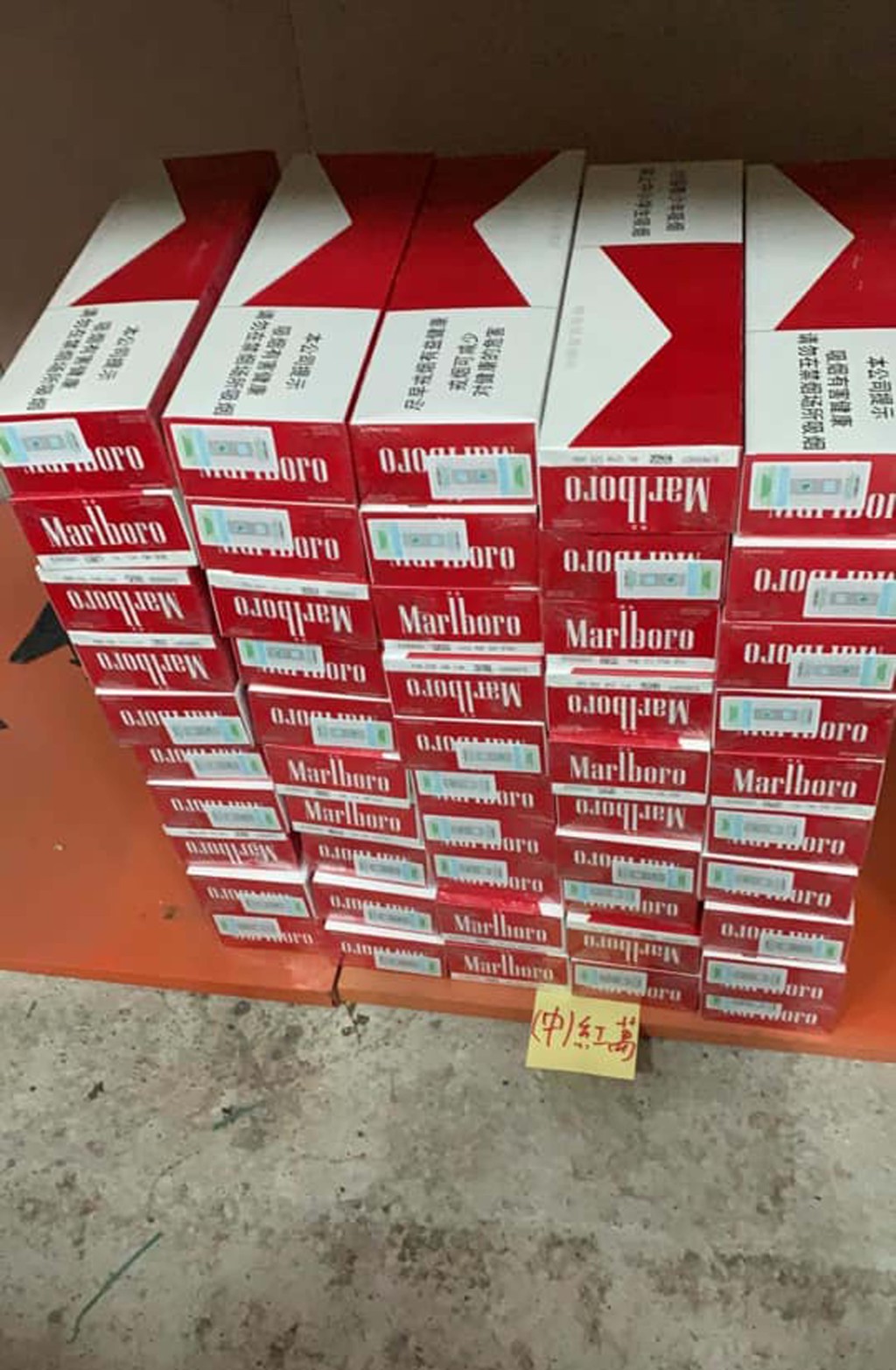 私煙賣家在社交媒體展示圖片，表示「紅萬」貨源充足。 網上圖片