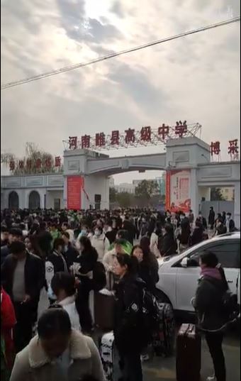 河南中学生被逼发毒誓嘈吵会死父母，涉事班主任被停职。