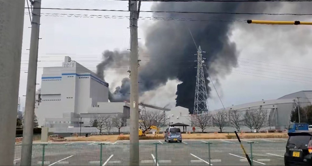 爱知县武丰发电厂发生爆炸，当地已派出多辆消防车到场。
