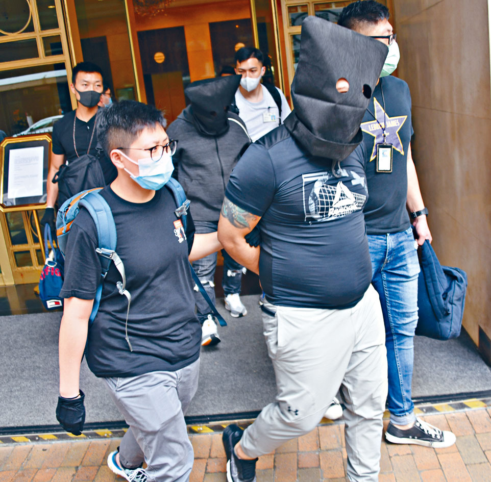 兩名涉案男子在酒店房間被捕帶署。