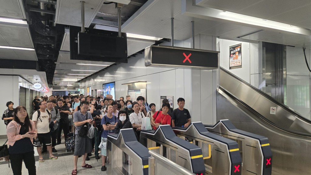 觀塘站由於颱風關係,列車服務暫停,大批乘客等候安排。 觀塘站由於颱風關係,列車服務暫停,大批乘客等候安排。