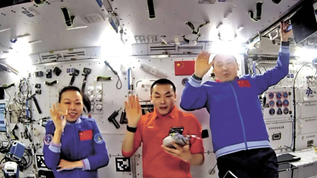黎家盈等人完成水稻再繁育工作，採集樣品將帶返地球。中國載人航天工程