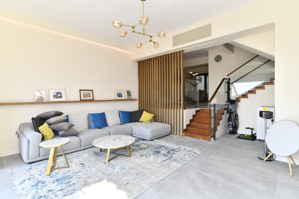 客飯廳呈躍式設計，之間以木條子修飾，凸顯分區。