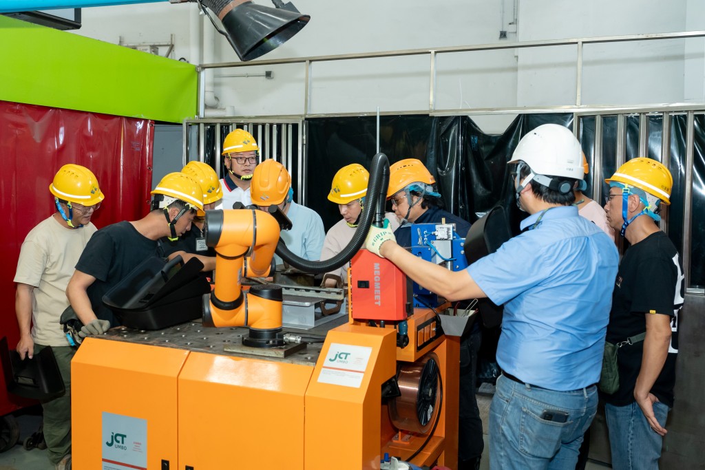 議會近年積極開辦建築機械人操作和人工智能與建造等課程，提升業界生產力。圖為燒焊機械人課程。