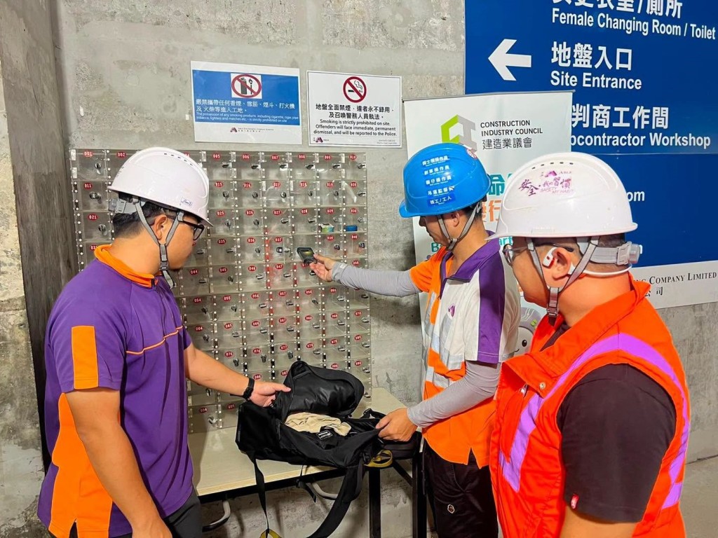 房委會要求工友進入工地前,將香煙同打火機存放於指定位置。 房委會要求工友進入工地前,將香煙同打火機存放於指定位置。