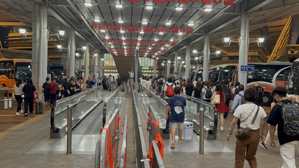 在深圳灣管制站，不少一家大小拖著行李抵港。楊偉亨攝