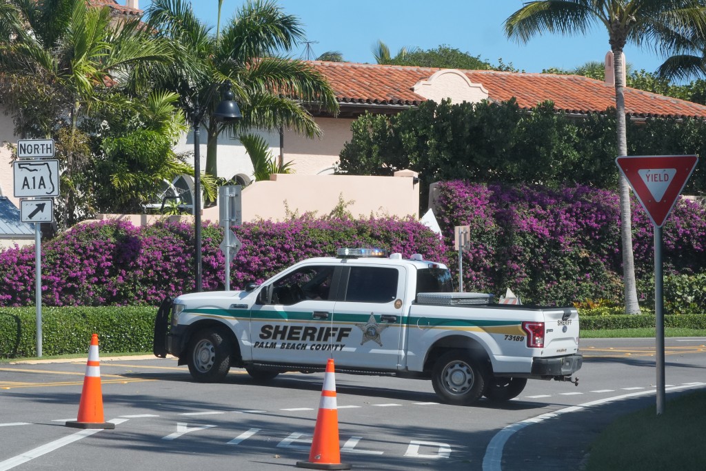 警方事後封鎖海湖莊園附近交通。美聯社 警方事後封鎖海湖莊園附近交通。美聯社