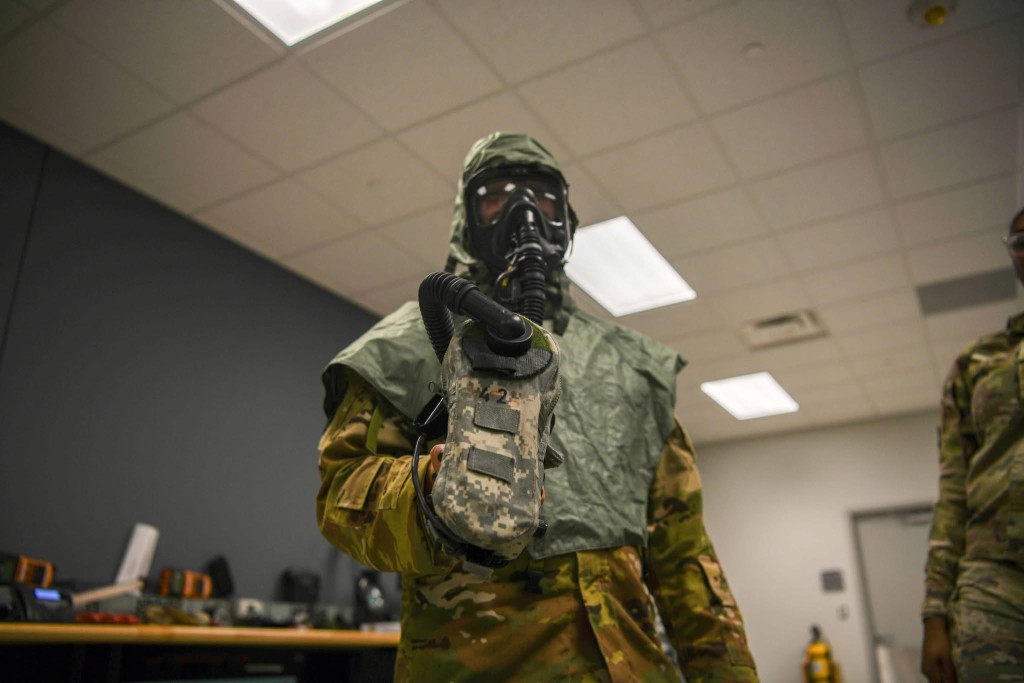 美國空軍技術員在馬里蘭州安德魯斯聯合基地測試機組人員面罩。 US Air Force 美國空軍技術員在馬里蘭州安德魯斯聯合基地測試機組人員面罩。 US Air Force