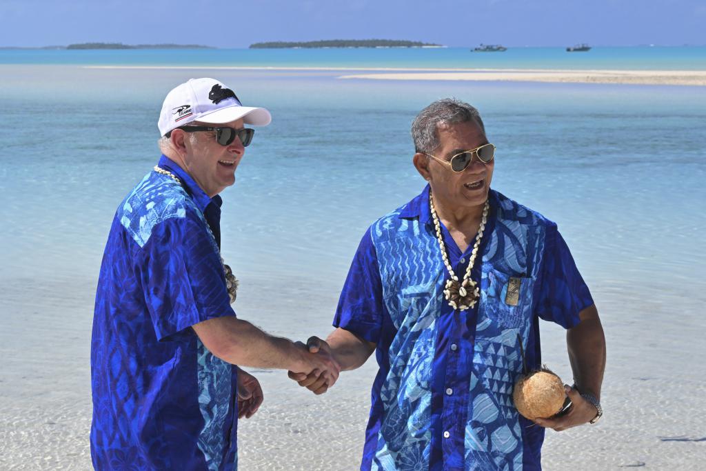  澳总理阿尔巴尼斯（左）和图瓦卢总理纳塔诺周四在库克群岛出席国际会议。美联社