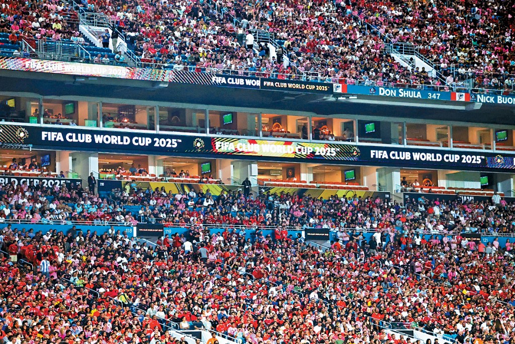 在国际足协多次降低门票价格后，揭幕战总算有6万人入场。