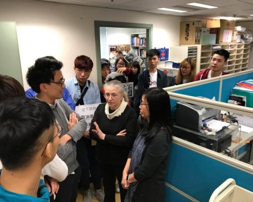 浸大學生不滿普通話豁免試早前佔領語文中心。網上圖片