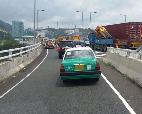 部份行車線暫封交通擠塞。圖:網民Hung Chan