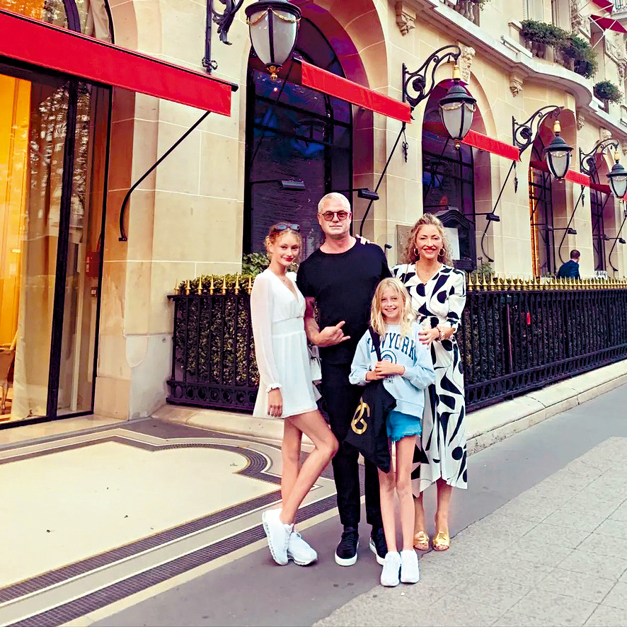 Eric在太太Rebecca Gayheart和兩名女兒的陪伴下離開人世。