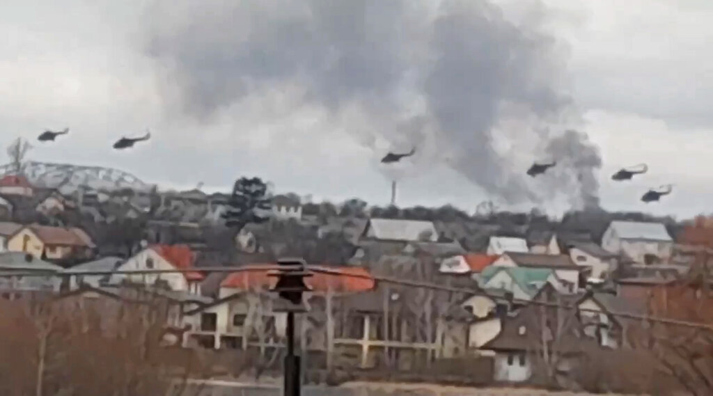 俄軍直升機在基輔郊區行動。美聯社圖片
