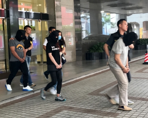 一對香港夫妻及一名澳門男子被捕。