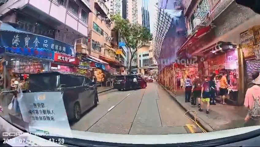 一名交通督導員站在七人車司機位旁邊執法，其間七人車突然駛走，將他撞倒。網上片段截圖