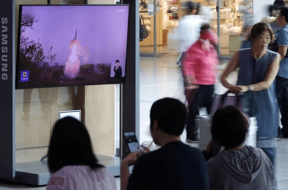 南韩民众12日观看北韩发射弹道导弹的新闻报道。路透社