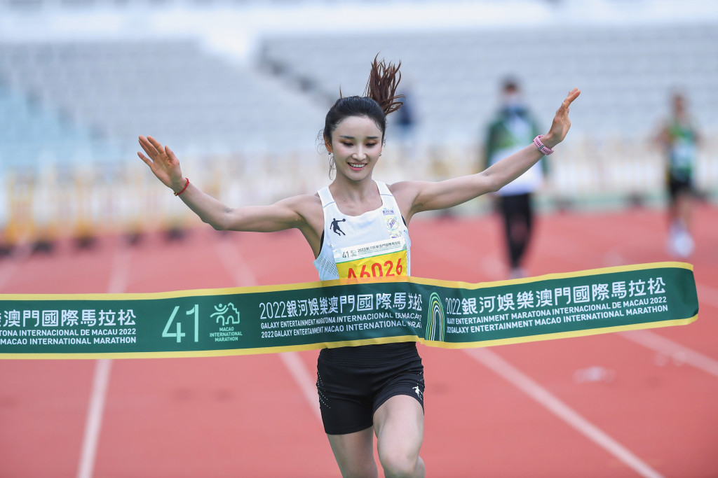 中國的跑手李美珍，以2小時40分26秒奪得女子組全程馬拉松金牌。公關提供圖片