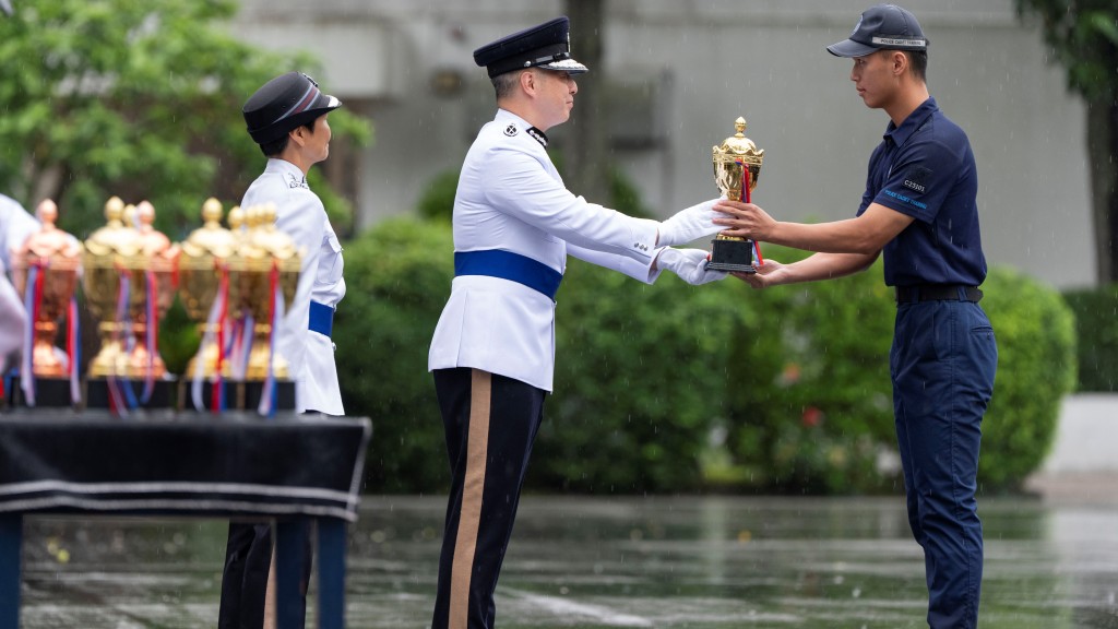 警務處處長周一鳴今日（六月十三日）在香港警察學院檢閲學警預備訓練結業會操，頒發獎項予傑出學員。