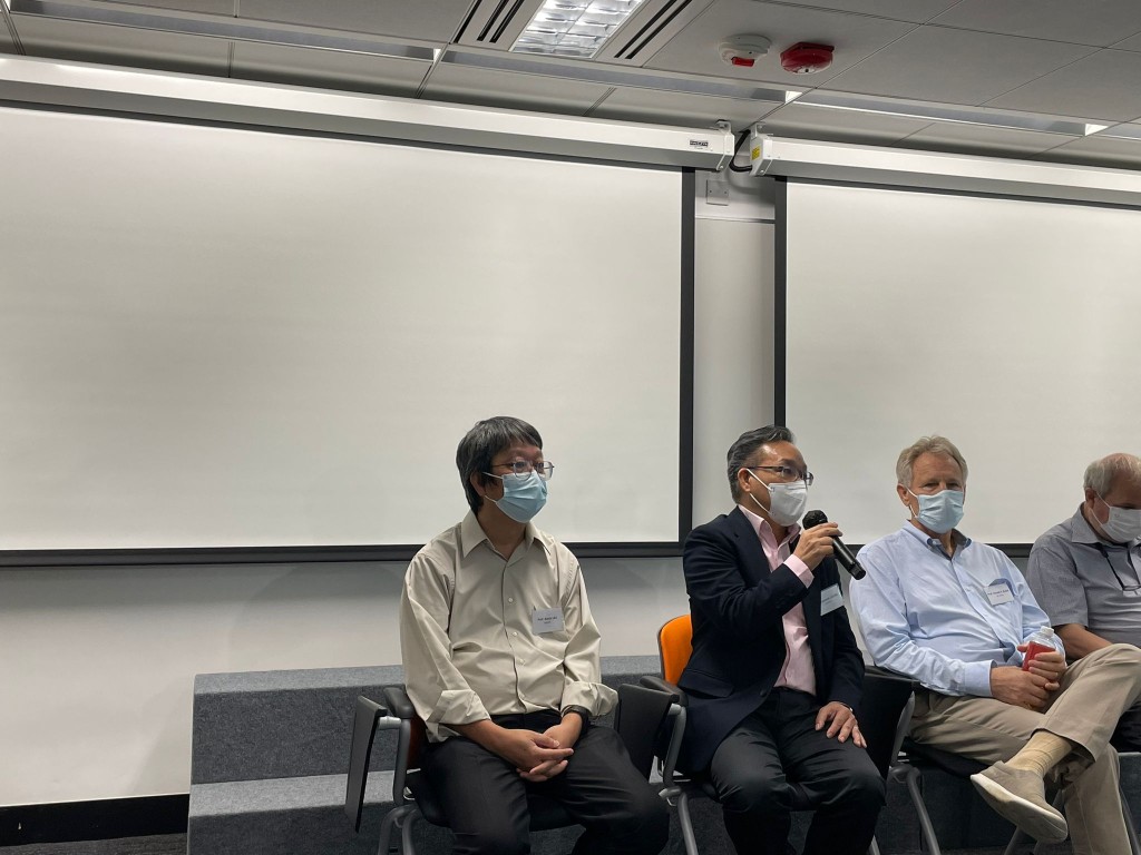 左起：刘启汉、梁启明、Donald R. BLAKE，和Douglas WORSNOP回答记者提问。