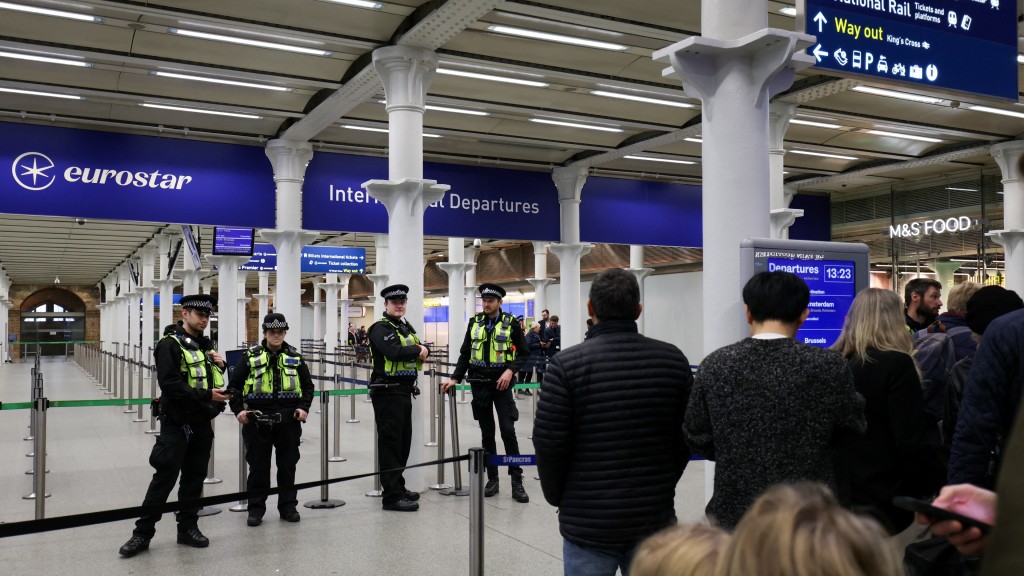 倫敦聖潘克拉斯車站有警察維持秩序。 路透社