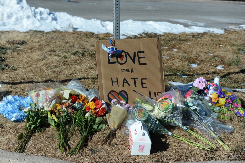 枪击案后，有民众在夜店外放下鲜花悼念死者。AP