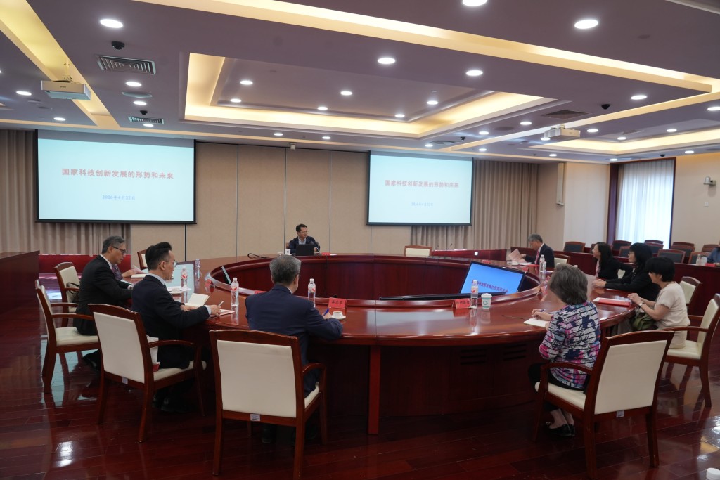 國家科學技術部一司副司長陳寶明（左四）向一眾常任秘書長及部門首長講解科技發展的現狀和未來。