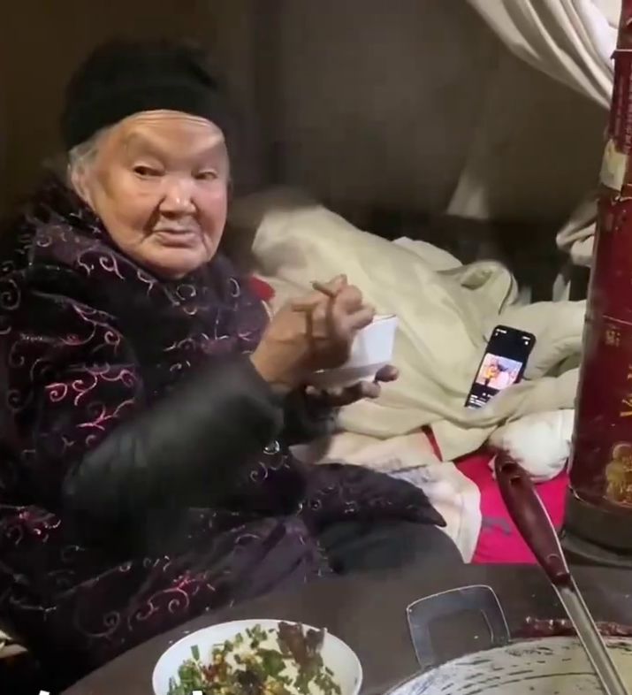 88歲的曾祖母卻一面不屑的樣子，像是在說：「別管我」。