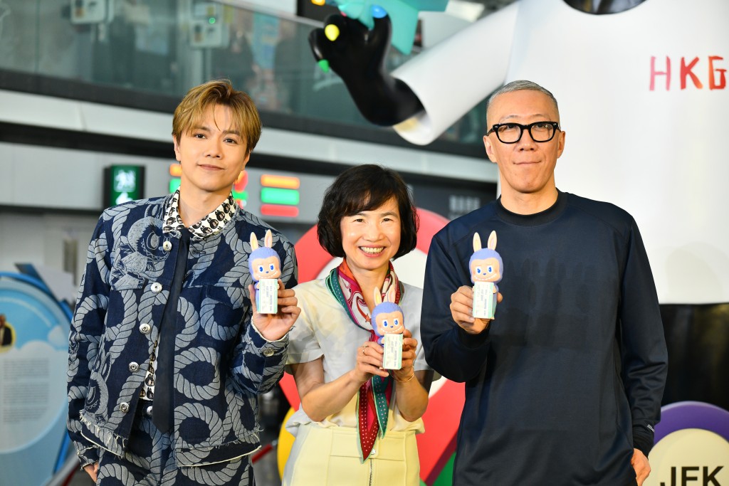 張敬軒、陳正思及龍家昇齊齊手持18cm Labubu特別版手辦合照。盧江球攝