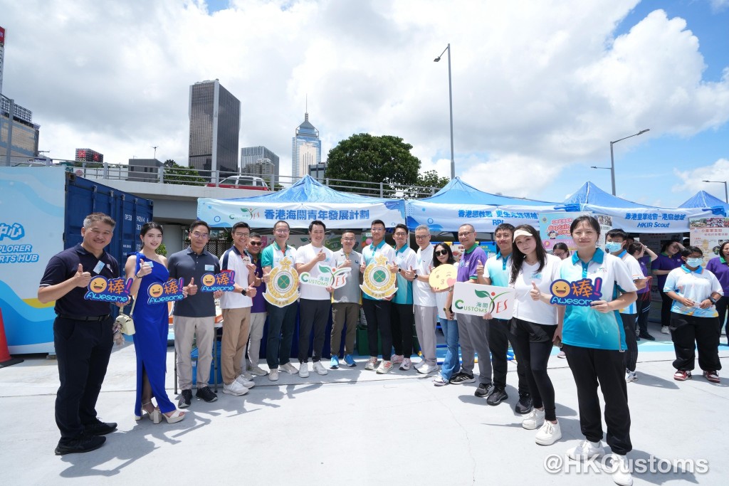 「全城全運,共融智航」嘉年華啟動,海關助理關長黃浩然(左6)到Customs YES攤位為義工打氣,入境處處長郭俊峯(中)亦有現身。海關fb